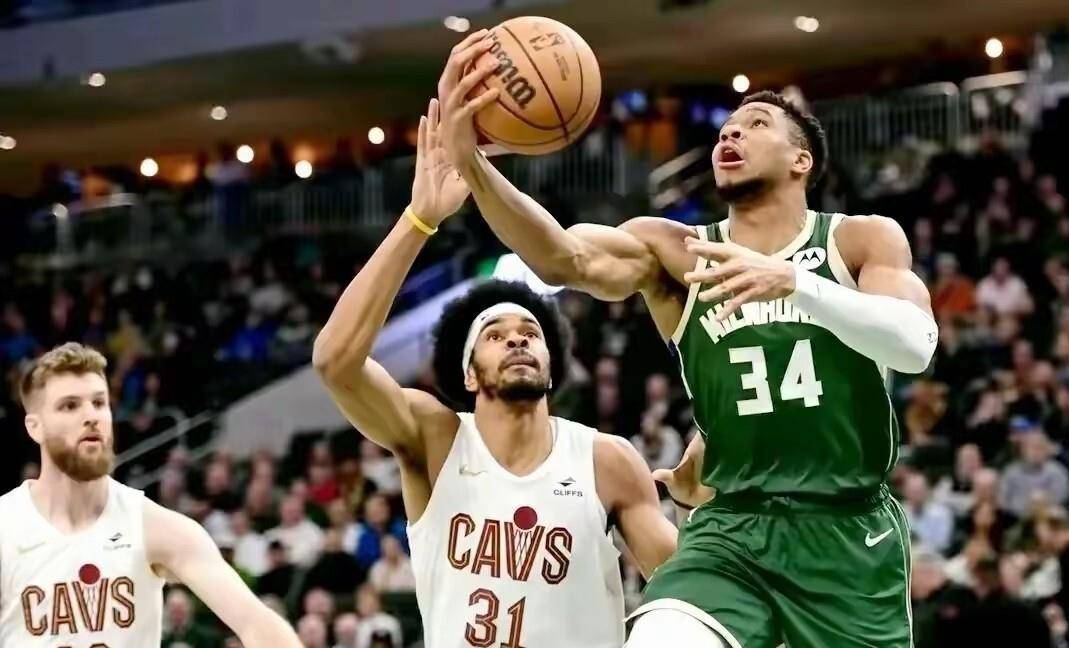 关于比赛局势复杂首场状态出色，SKT观众沸腾！，字母哥重返赛场热度持续攀升的信息